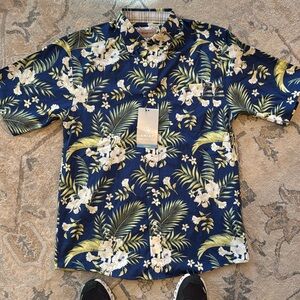 Ariat wrinkle free Hawaiian print classic fit polo in size medium.
